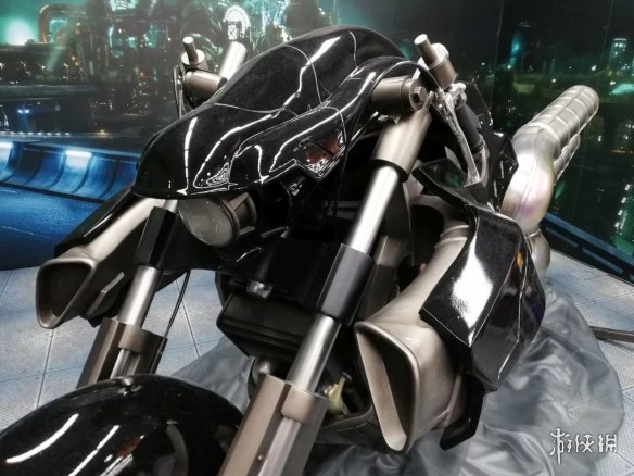 《最终幻想7：重制版》克劳德机车及大剑模型展示 18%title%