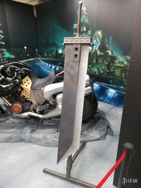 《最终幻想7：重制版》克劳德机车及大剑模型展示 3%title%