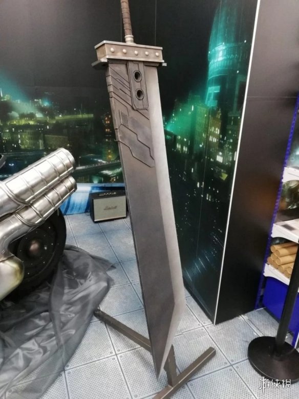 《最终幻想7：重制版》克劳德机车及大剑模型展示 15%title%