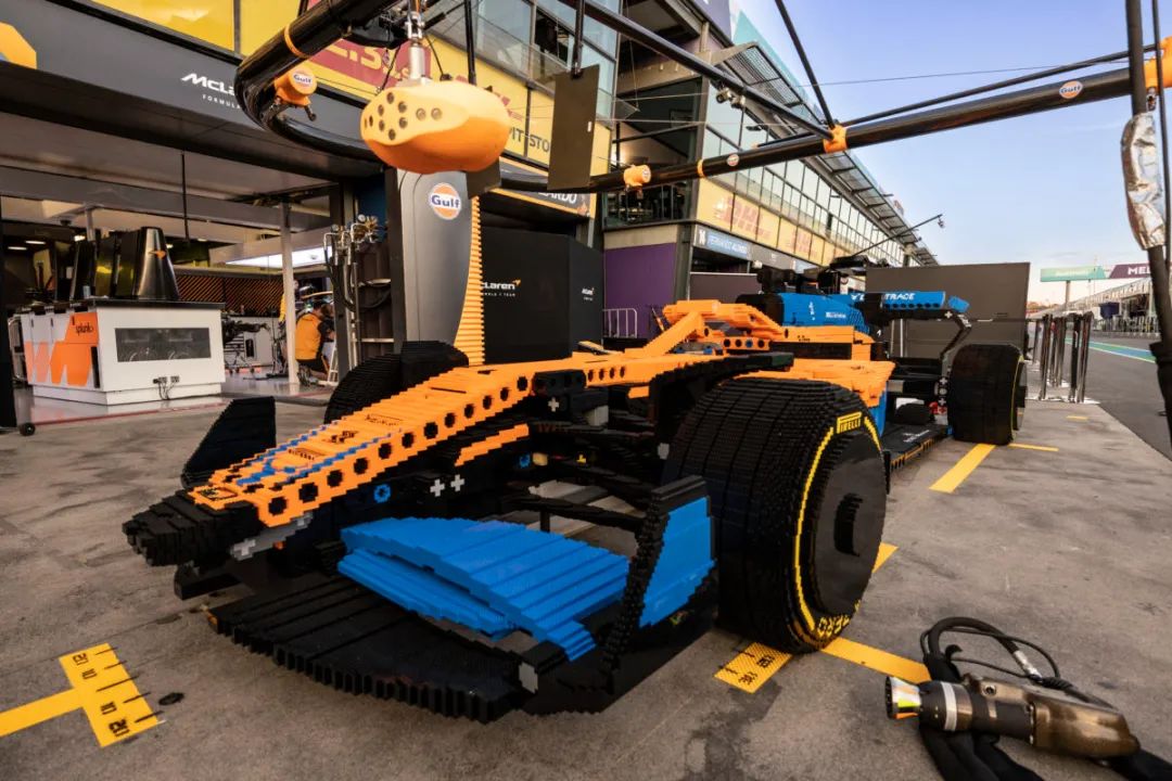 【周邊專區】真人大小樂高機械組42141邁凱倫一級方程式賽車出現在澳大利亞大獎賽現場-第0張