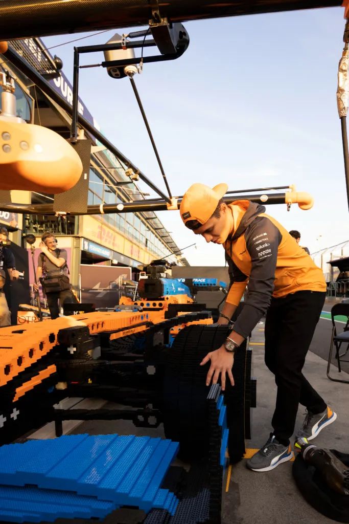 【周邊專區】真人大小樂高機械組42141邁凱倫一級方程式賽車出現在澳大利亞大獎賽現場-第4張