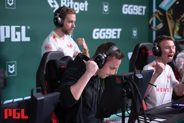 Cs Go Pgl Major Heroic 19 17击败g2跻身2 1组 3楼猫